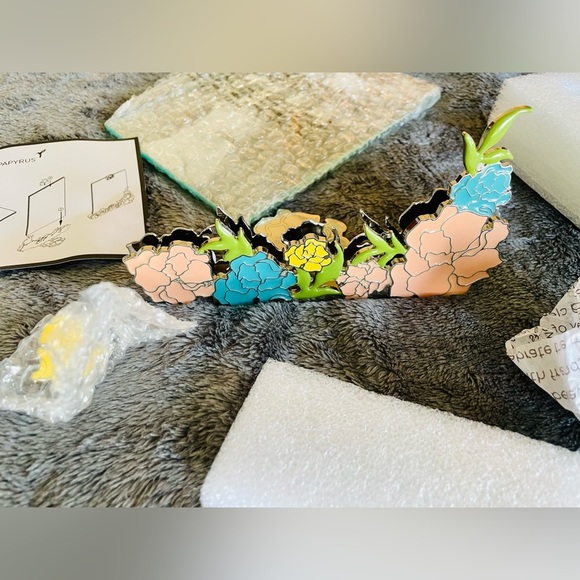 NWT Papyrus flower metal floating picture frame 5x7 inches - Picture 3 of 6